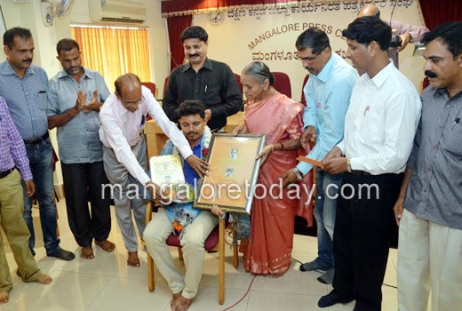 Pa Go Award for rural reporting presented to Balakrishna Shibarla 1